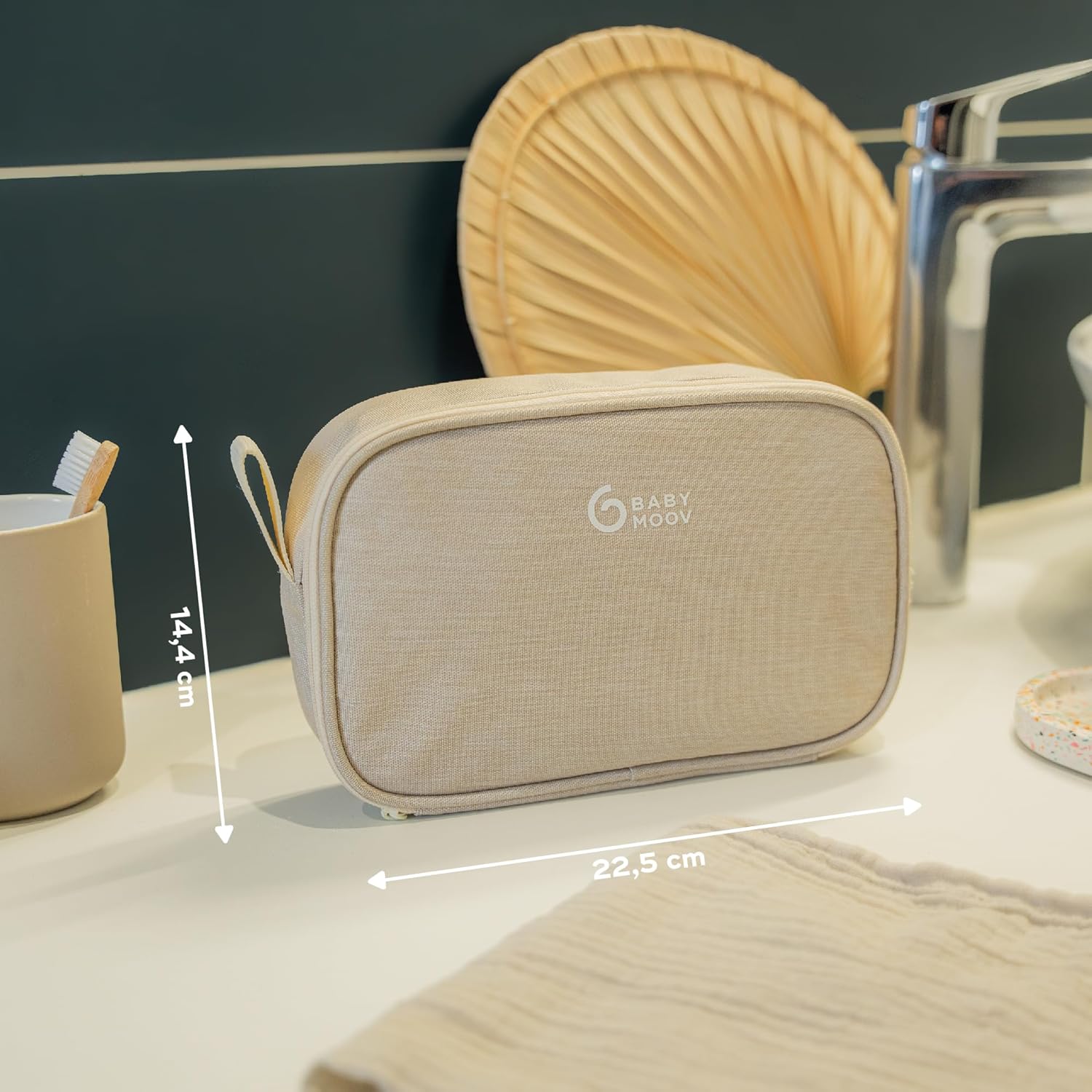 Babymoov Trousse de Soin Bébé - Compacte & Nomade - Dès la naissance - 9 Accessoires Essentiels Soin de Bébé dont Brosse à Cheveux, Thermomètre digital, Thermomètre de bain, Petit Coupe Ongles, Sable